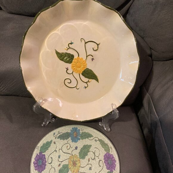 TEMPTATIONS-SPRING BLOOMS 10" FLUTED PIE/BAKING DISH & 7.5" GLASS TRIVET-VGUC - Picture 4 of 14